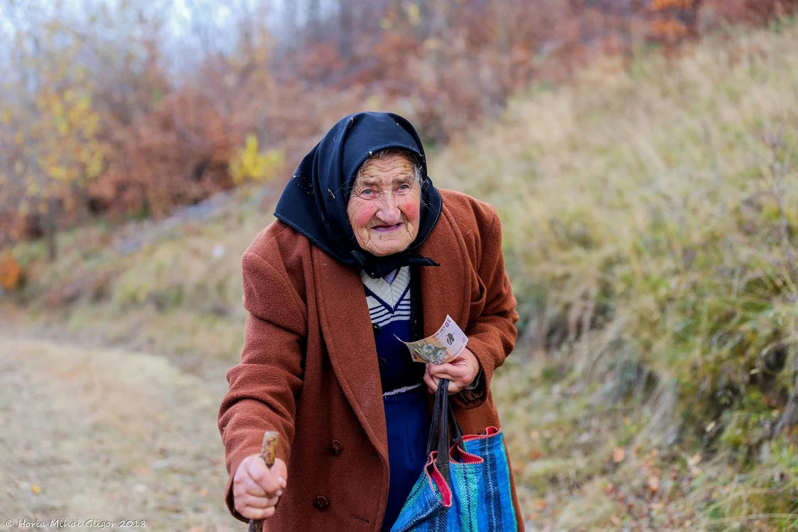 
    Tanti Lucreția, de 84 de ani, a trăit toată viața la lumina lumânării. Femeia din  Apuseni merge săptămânal pe jos 10 km pentru a-şi putea cumpăra pâine. Oameni din toată țara vor să o ajuteFOTO: Marius Turc  