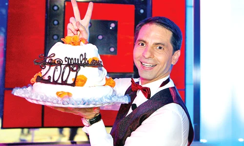 2009 Dan a sărbătorit audiențele  record cu un tort imens jpeg