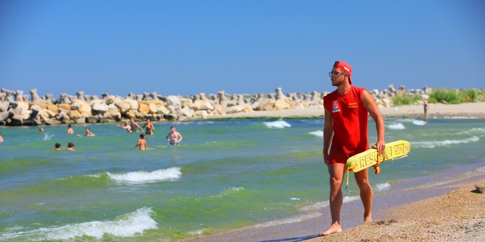 Revolta unui turist inconștient, supărat pe salvamari: „Domle, eu vreau să fac baie. Dacă merg la mare ca să stau pe mal, mai bine stau acasă“