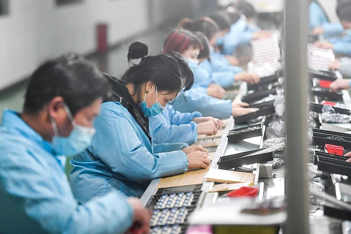 Zeci de companii au închis fabricile din China