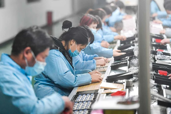 Zeci de companii au închis fabricile din China