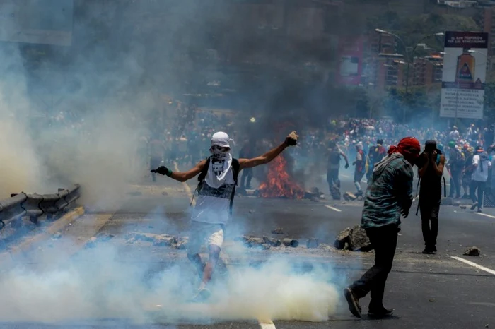 Protestele din Venezuela au degenerat în violenţe FOTO AFP