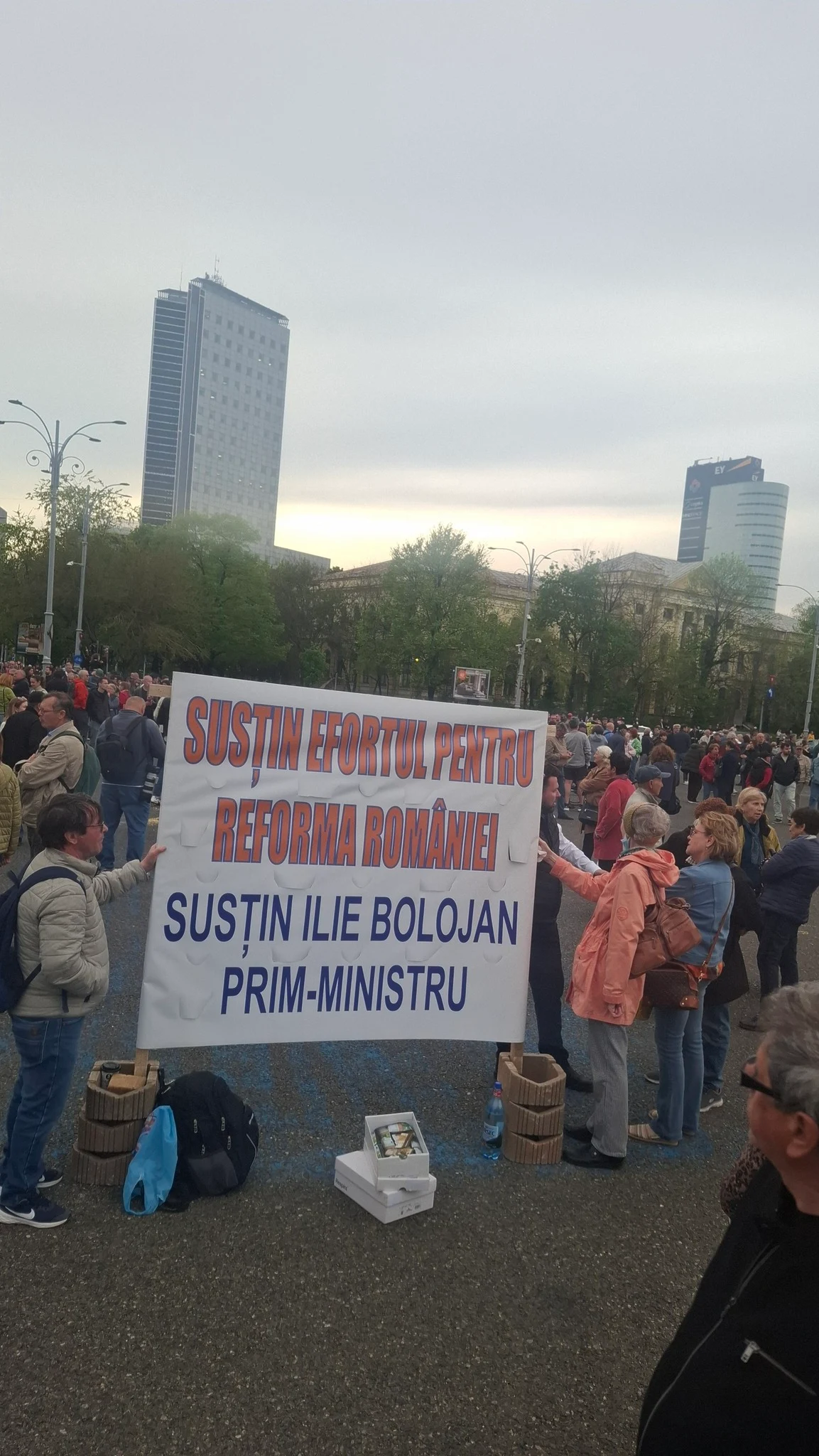 Scandal cu huiduieli în Piața Victoriei. Fostul ministru Radu Berceanu, scos de jandarmi din mulțime: „Dă banii înapoi, borfașule!”