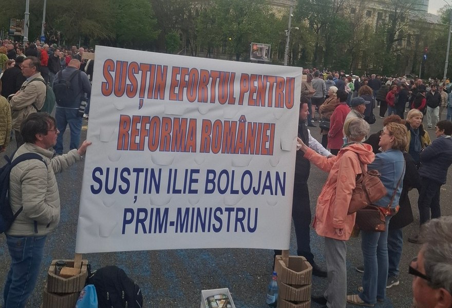 Scandal cu huiduieli în Piața Victoriei. Fostul ministru Radu Berceanu, scos de jandarmi din mulțime: „Dă banii înapoi, borfașule!”