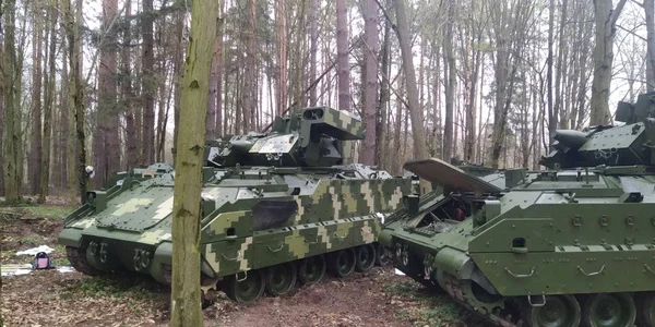 Tancuri Bradley pe campul de lupta din Ucraina FOTO Twitter @DefenceU jpg