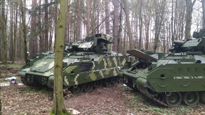 Tancuri Bradley pe campul de lupta din Ucraina FOTO Twitter @DefenceU