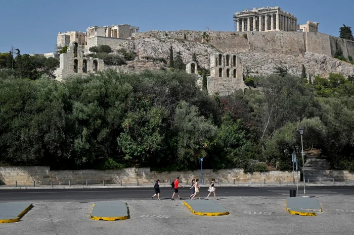 De joi, Grecia traversează o perioadă caniculară care ar trebui să atingă un vârf marţi şi să dureze până joi. FOTO: AFP