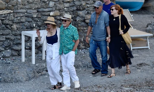 Steven Spielber, alături de soţia sa şi un alt cuplu, apropiat familiei jpeg