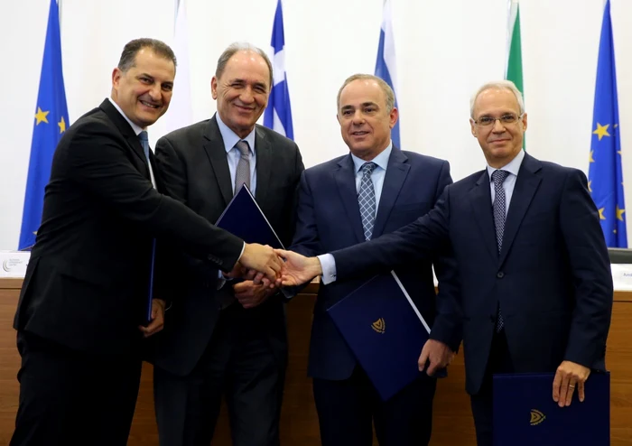 De la stânga la dreapta, miniştri din Cipru (George Lakkotrypis), Grecia (Giorgos Stathakis), Israel (Yuval Steinitz) şi Italia (Andrea Cavallari) după semnarea acordului de construire a celui mai lung gazoduct din lume FOTO EPA-EFE