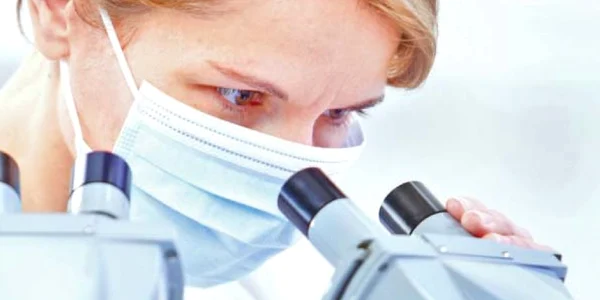 Celulele recoltate de pe colul uterin se analizează la microscop