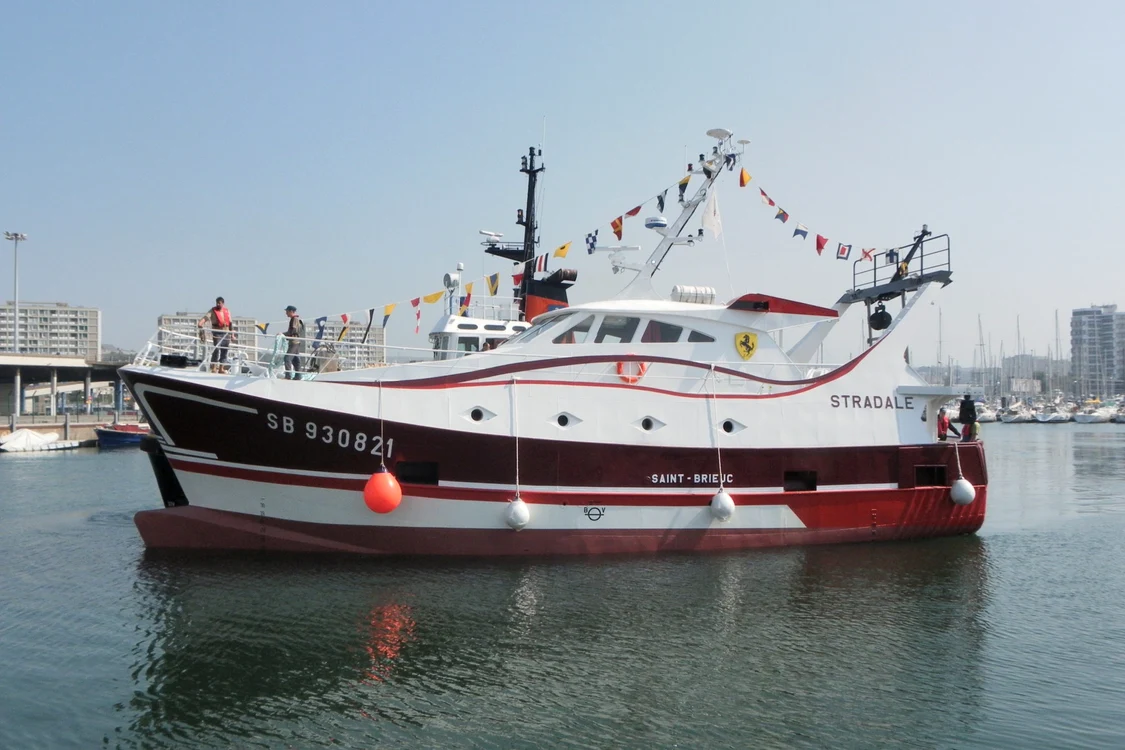  Traulerul Stradale a reuşit să salveze trei dintre cei cinci marinari de pe nava scufundată.