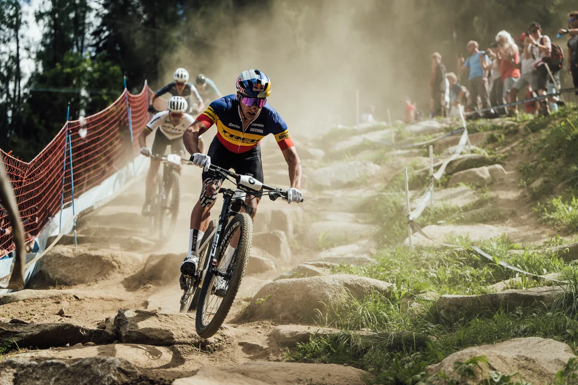 Vlad Dascălu, în competiții pe drumuri periculoase. FOTO: Red Bull