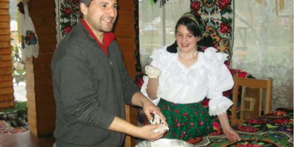 Oaspeţii şi gazdele vor frământa împreună aluatul pentru Pască
