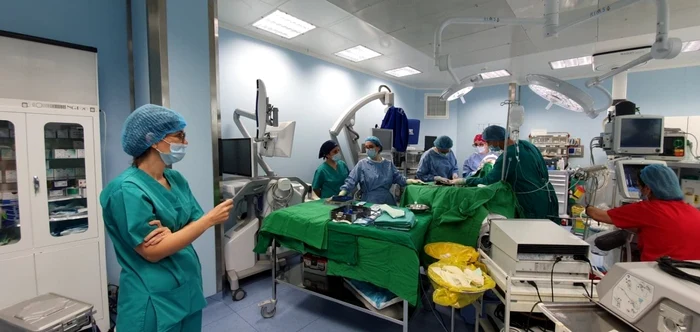 Medicii de la Spitalul Universitar realizează operaţii de implantare intracerebrală de electrozi FOTO: SUUB