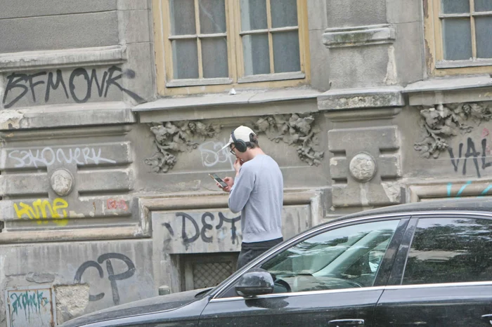 ... cu căștile pe urechi  s-a întors la hotel