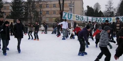 Intrarea pe patinoar pentru o oră şi jumătate costă 8 lei