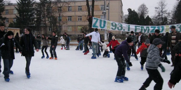 Intrarea pe patinoar pentru o oră şi jumătate costă 8 lei