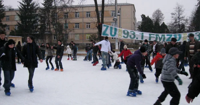 Intrarea pe patinoar pentru o oră şi jumătate costă 8 lei