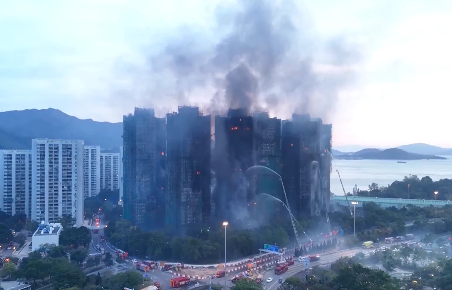 Un supraviețuitor a fost găsit la etajul 16 după incendiul devastator din Hong Kong. Bilanțul a ajuns la 65 de morți