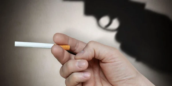 tigara fum de tigara pistol shutterstock 