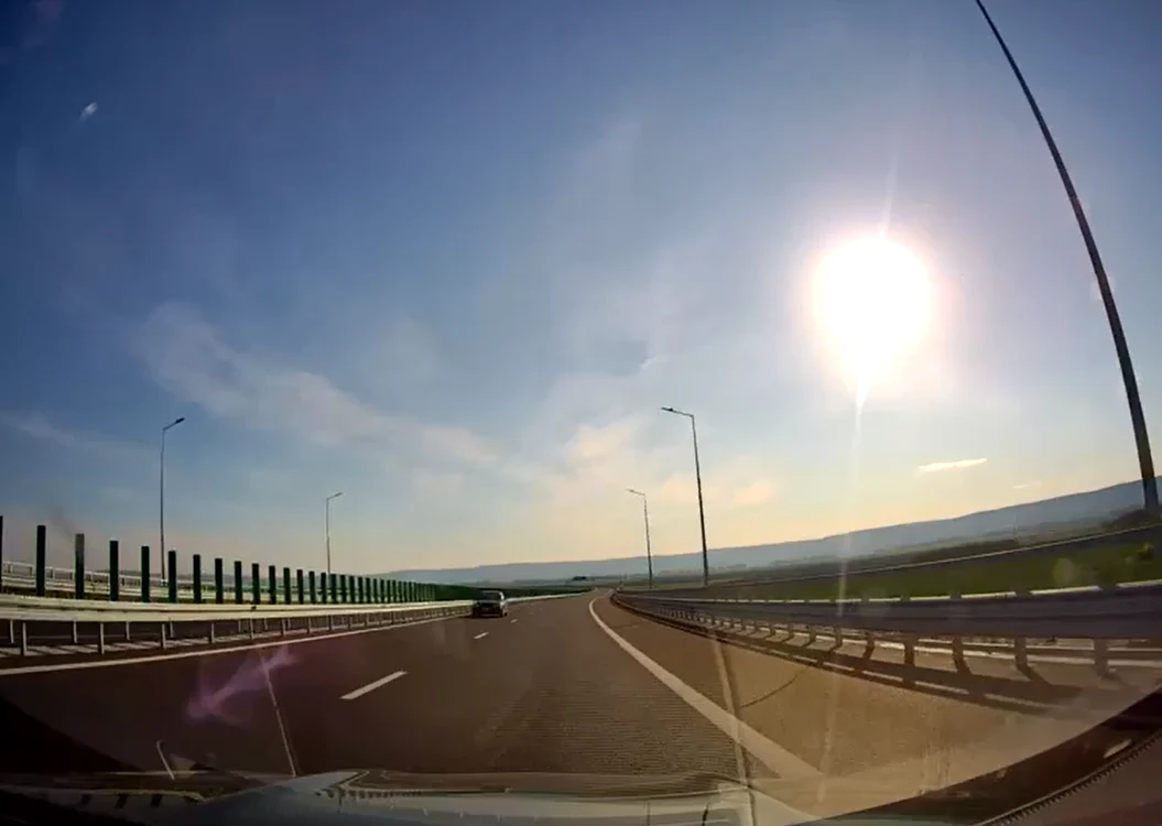 Șofer de 75 de ani, surprins circulând pe contrasens pe autostrada A7. FOTO: Captură Video