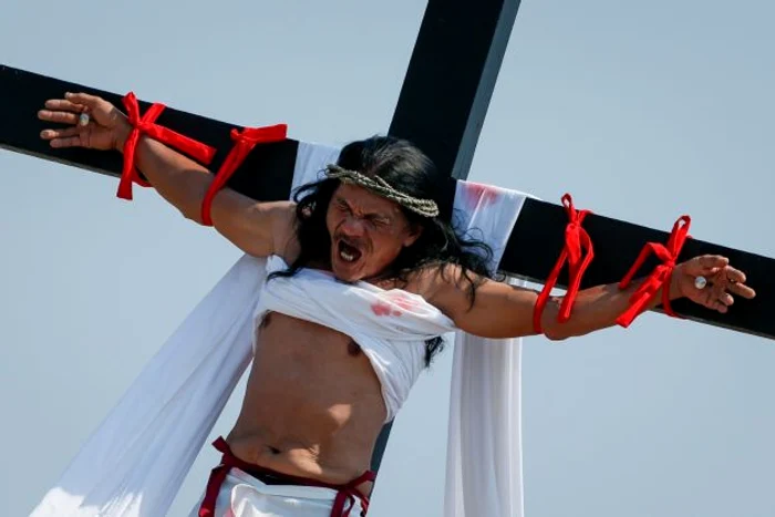 Filipinezul Ruben Enaje îndură dureri atroce la crucificare  FOTO EPA-EFE