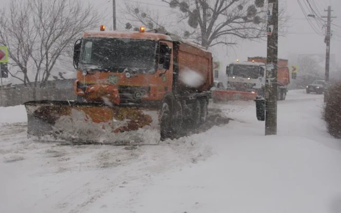 
    Pe șoselele din nordul țării au fost scoase utilajele de deszăpezire  