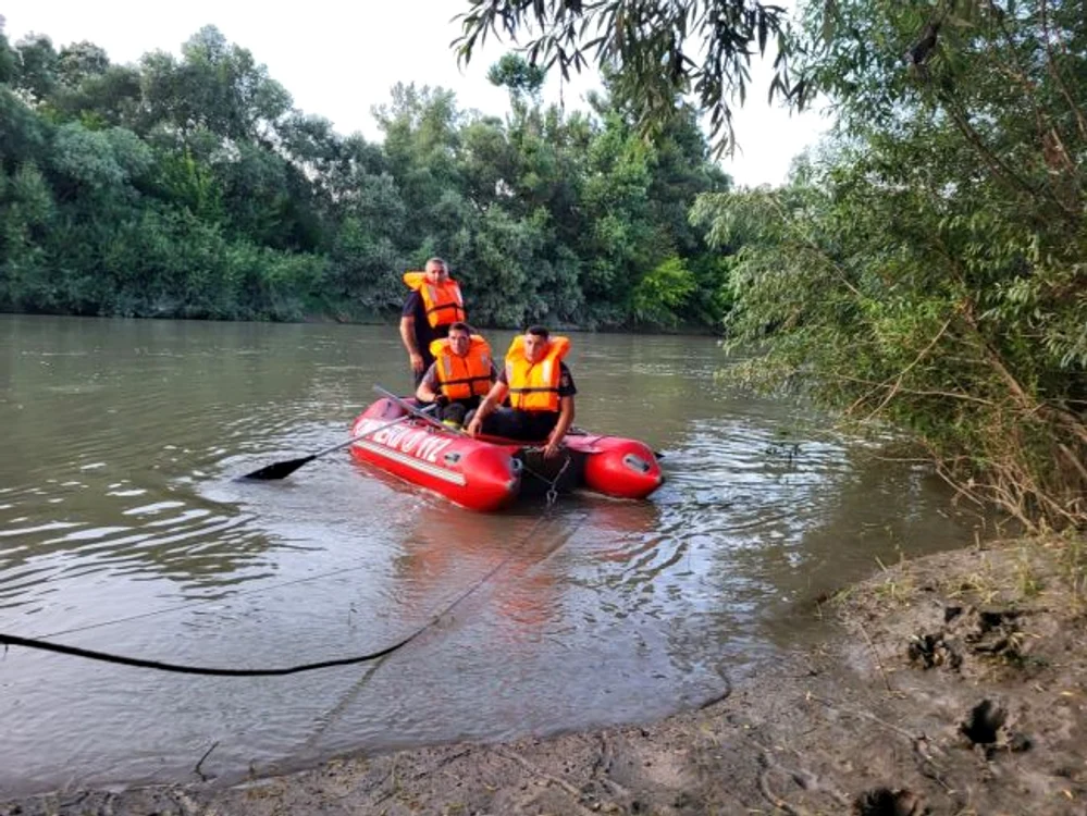Echipele de pompieri l-au căutat ore bune FOTO botosaneanul.ro