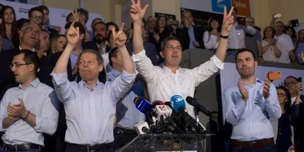 Liderii Aliantei USR-PLUS si candidatii acestei aliante pentru alegerile europarlamentare la sediul aliantei din Bucuresti FOTO Mediafax / Alexandra Pandrea