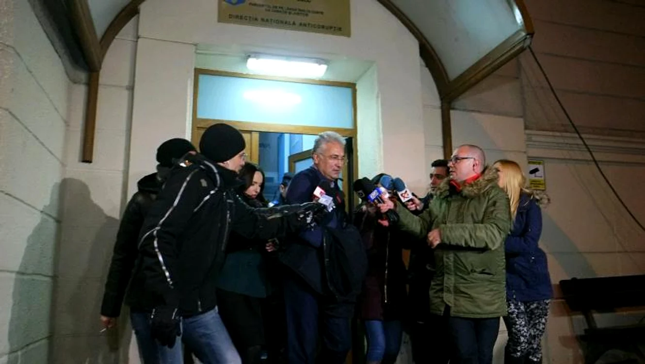 
    Adriean Videanu a ieșit încătușat din sediul DNA în 30 ianuarie 2015, în dosarul Romgaz, iar în 26 iunie 2018 judecătorii l-au achitat  
