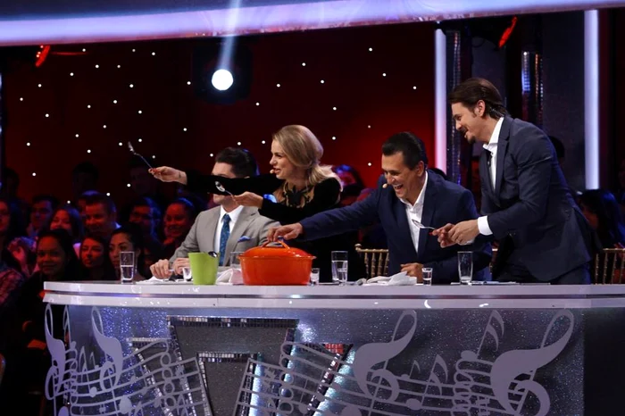 Cei din juriul de la "Dansează printre stele" au mâncat slanină şi au băut palincă