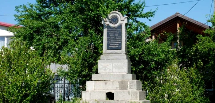 Monumentului ridicat de filantropul Nedelcu Chercea i-a fost furată componenta artistică FOTO Florentin Coman