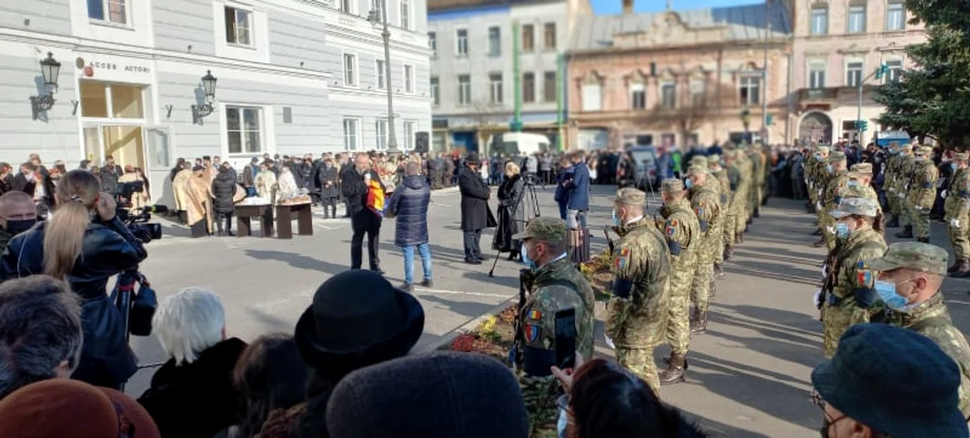 
    Sicriul cu trupul neînsuflețit a fost acoperit cu tricolorul. Și coroanele de flori au fost tricolore  