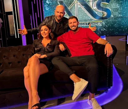 Cătălin Cazacu, coprezentator la Xtra Night Show, alături de Natalia Mateuț și Andrei Ștefănescu  foto: Instagram 