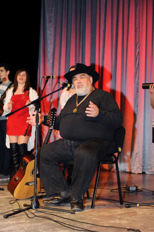 
    Ilie Micolov cântă  doar pe scăunel  pentru că nu-l mai  ţin picioarele din  cauza greutăţii  