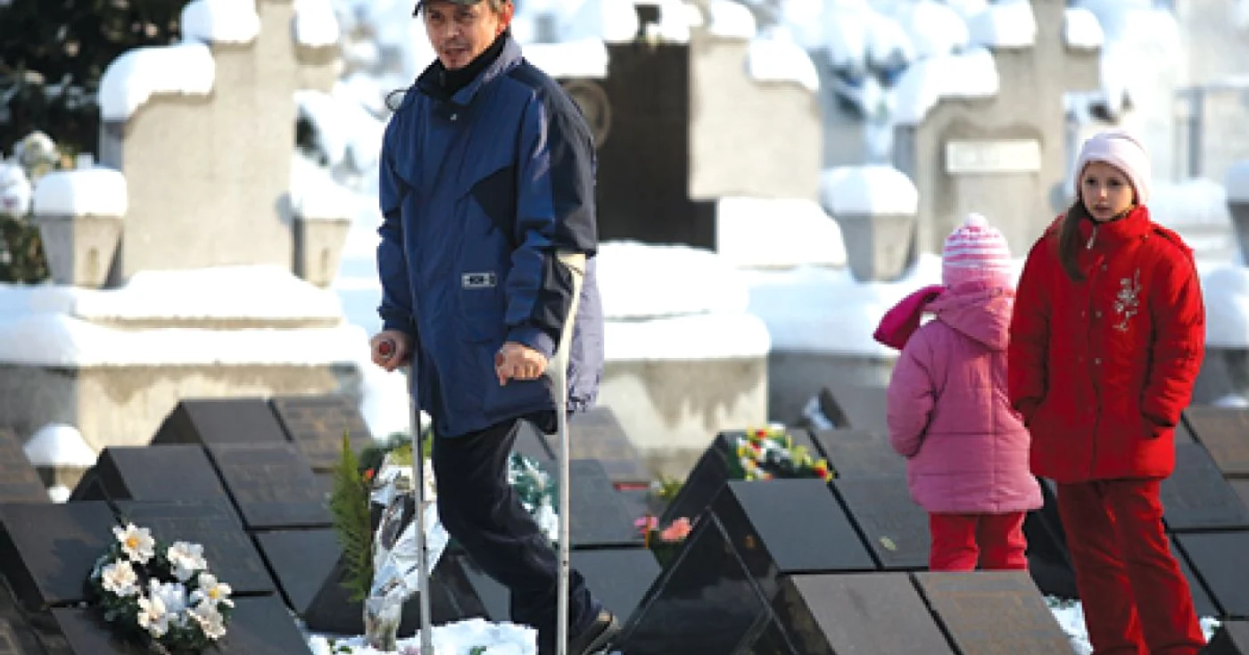 Dănuţ Gavra a mers cu cele două fiice la Cimitirul Eroilor