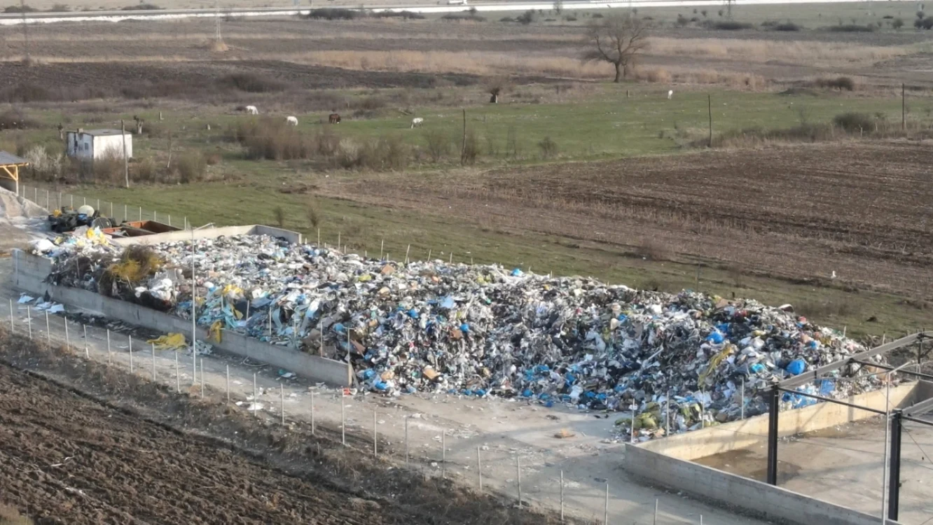 Rampa pentrud epozitarea temporară a deşeurilor ese aproape plină. Foto: ziarulunirea.ro