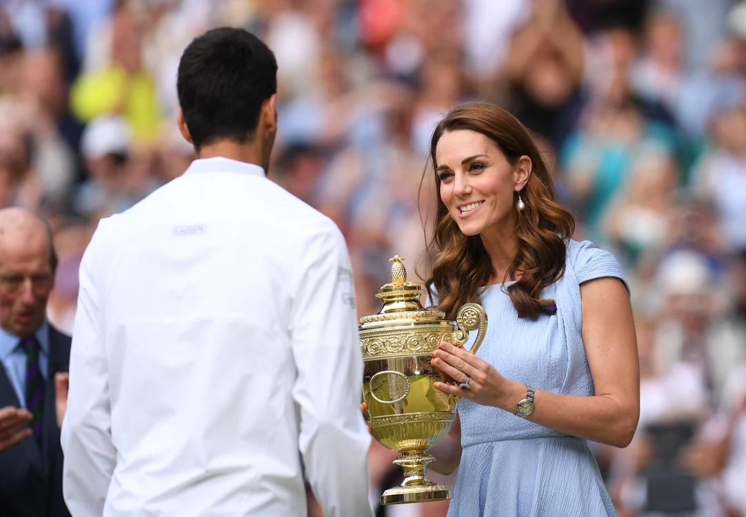 Kate Middleton i-a înmânat trofeul sârbului Novac Djokovic în finala masculină de la Wimbledon FOTO Getty Images