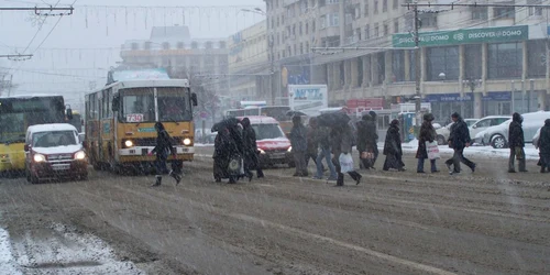 Ninsoarea dă din nou bătăi de cap şoferilor ploieşteni