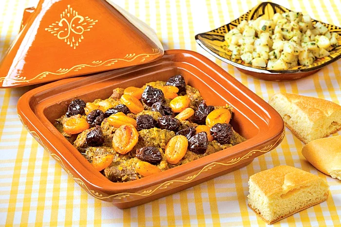 Când nu filmează pentru «Mama mea găteşte mai bine», prezentatorul Valentin Sanfira călătoreşte foarte mult cu spectacolele de muzică popularăFoto: Dorin Constanda