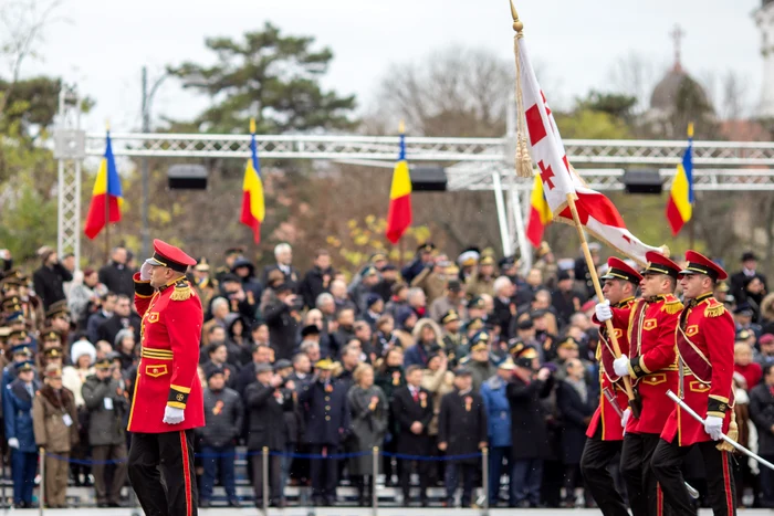 
    Mii de oameni asistă de obicei la parada militară de 1 Decembriefoto: Inquam Photos  