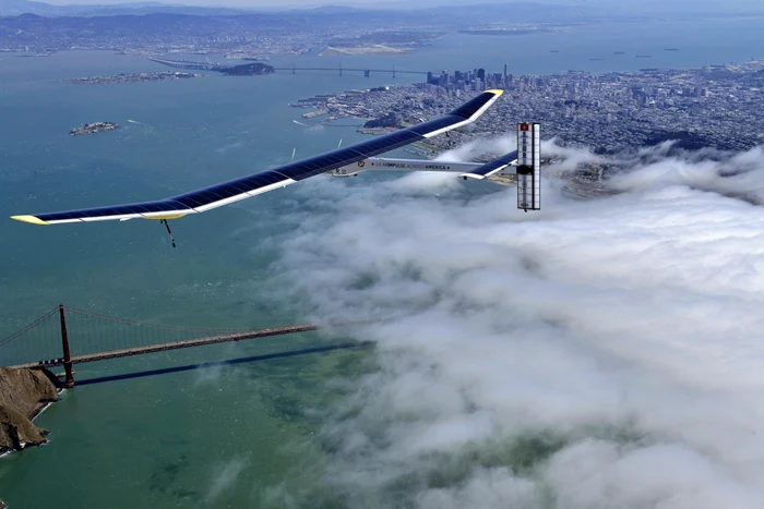 Solar Impulse peste golful San Francisco