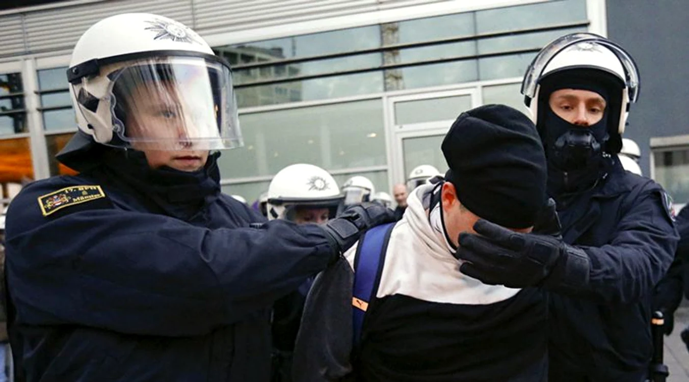 
    Unul dintre atacatori, după ce a fost reţinut de agenţii de poliţie Foto Twitter  