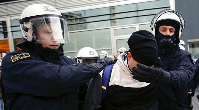 
    Unul dintre atacatori, după ce a fost reţinut de agenţii de poliţie Foto Twitter  