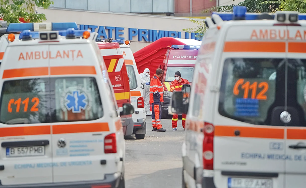 Creştere accelerată a noilor cazuri de COVID-19: ambulanţele stau la coadă în curtea spitalelorFoto: mediafax