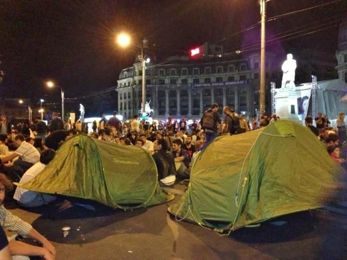 Circa 1.000 de oameni au protestat împotriva exploatării de la Roşia Montană, în Bucureşti, pentru a doua zi. Corturile au fost instalate pe bulevardul Regina Elisabeta FOTO Vlad Andriescu