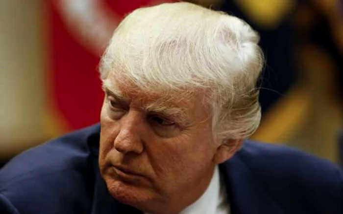 Donald Trump (în imagin) a fost nevoit să renunţe la primul decret după ce a pierdut în instanţă FOTO EPA