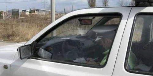 Poliţiştii îl caută pe şoferul fugar