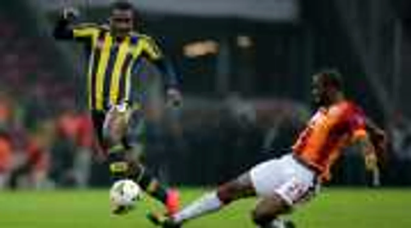 Emenike (stânga), într-o fază de la un derby cu Galatasaray. FOTO AP