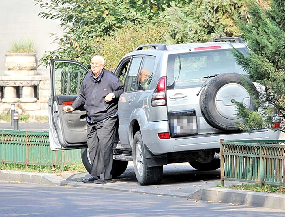 60.000 de euro: Alexandru Arşinel (76 de ani) a strâns din teatru, filme şi reclame bani să-şi ia o maşină pe gustul lui: o Toyota Land Cruiser